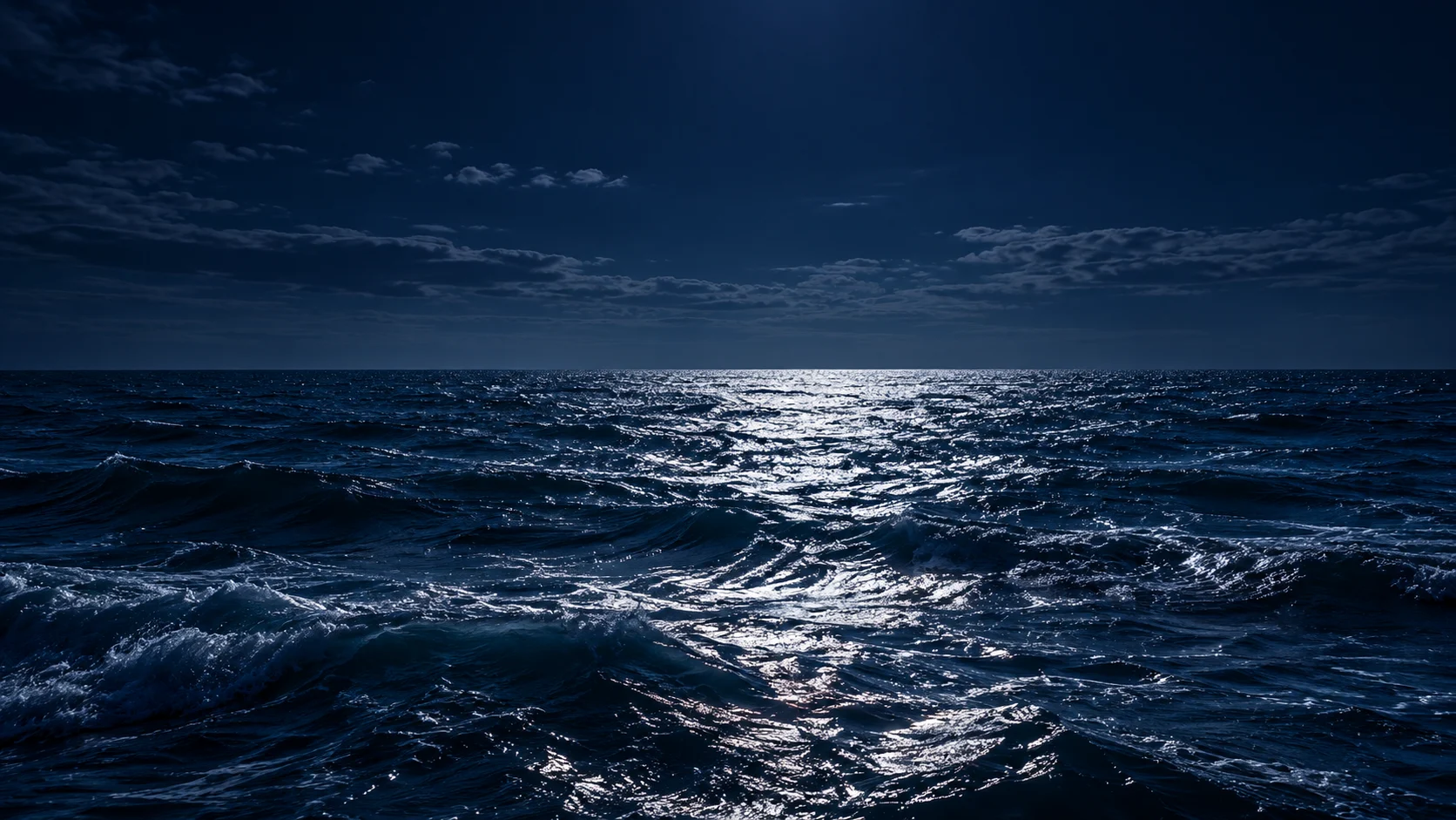 Onde del mare notturno illuminate da riflessi argentei